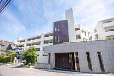 三菱地所分譲の「パークハウス」シリーズ。東急田園都市線「宮崎台」駅徒歩5分で、便利な立地です。