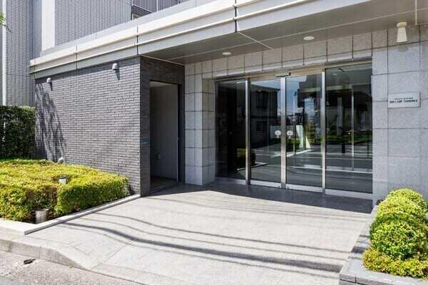 横浜市ブルーライン「三ツ沢下町」駅徒歩9分。最寄りのバス停より、JR「横浜」駅へバスアクセスも可能。