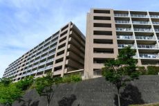 三菱地所レジデンス分譲、全5棟・709戸の大規模マンション。京浜急行線「追浜」駅まで徒歩11分。