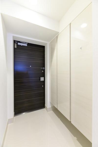 収納力のあるトールサイズの下足入れ有り。玄関前には住戸の独立性を高めるアルコーブが備わっています。