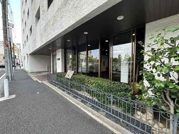 ご家族の帰宅やゲストの来訪を迎え入れるエントランスです。植栽が施されており、緑を感じられます。