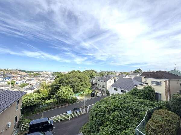 前面に建物が無く、眺望良好です。