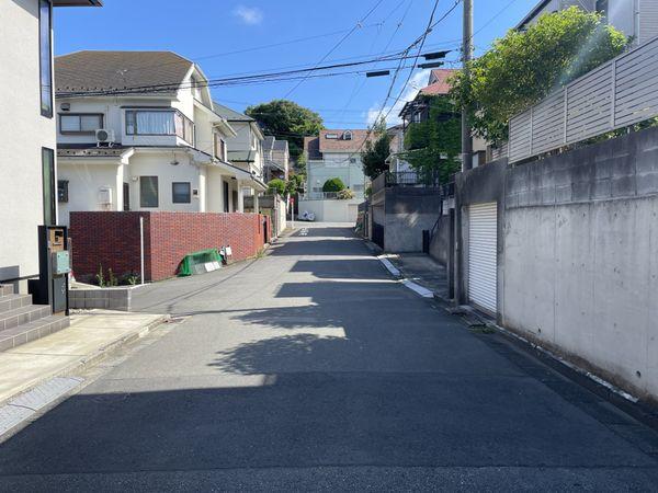 前面道路を含む外観