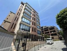 2019年8月築。総戸数116戸のRC造レジデンス。7階建の3階部分、通風良好な南西向き住戸です。