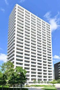 地震による揺れの影響を軽減する免震構造、全4棟・総戸数926戸の大規模コミュニティ