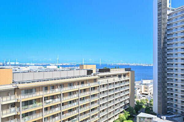 バルコニーからは横浜ベイブリッジを望むことができます。（天候によります。）