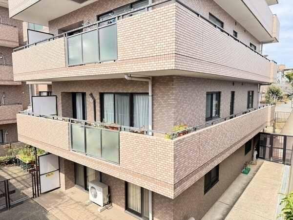 南×東×北の角住戸につき、陽当りが良く、通風良好です。3階部分で、下階に居住用住戸はありません