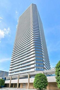 JR東海道本線「横浜」駅 徒歩11分。三菱地所他分譲、鹿島建設他施工の地上42階建タワーレジデンス。