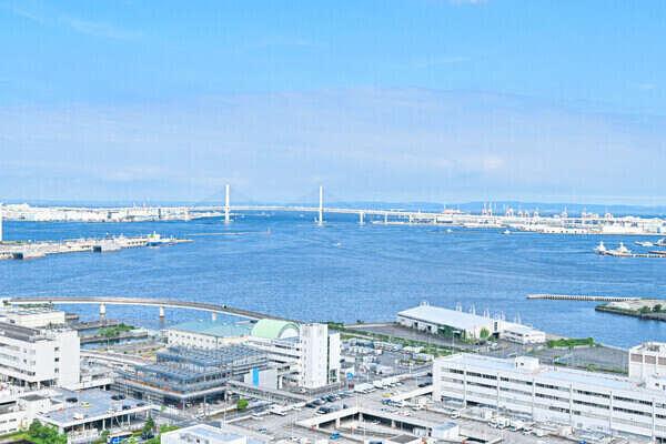 晴れた日には、バルコニー・室内から横浜ベイブリッジが望めます。開放感に満ちた眺望が広がります。
