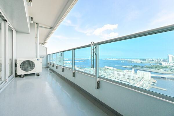 テーブルセットを置いてくつろげます。クリアな手すり壁が採用され、室内まで心地良い光に包まれます。