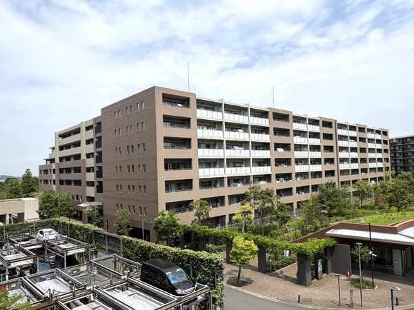 三菱地所レジデンス分譲、全5棟・709戸のマンション。京浜急行線「追浜」駅まで徒歩11分。