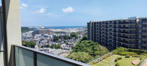 地上6階部分、眺望良好な住まい。バルコニーからは海や花火を望みます(天候・季節による)