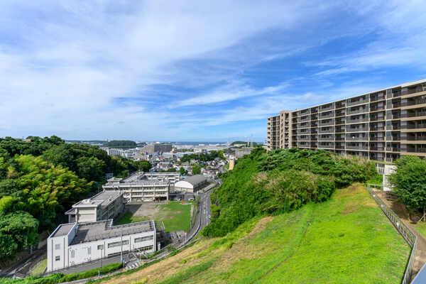共用部・スカイラウンジからの眺望。広大な丘の上に位置、豊かな自然に恵まれた心地良い景観が愉しめます。