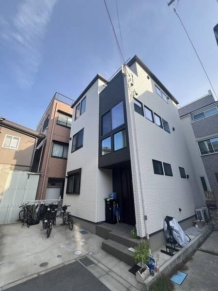 2021年5月築、住友林業施工の戸建て。実用性とデザイン性を兼ね備えた窓の配置がお洒落な外観です。