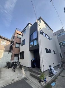 2021年5月築、住友林業施工の戸建て。実用性とデザイン性を兼ね備えた窓の配置がお洒落な外観です。