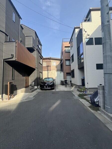 敷地は大きな道路に面していないため、車のエンジン音などを比較的気にせずにお過ごしいただけます。