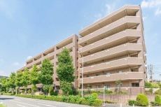地上6階建の最上階、南西・北西角住戸。広々としたルーフバルコニーやロフト付きの住まいです。