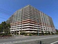 京浜急行線「追浜」駅まで徒歩10分の立地。駅まではフラットな道のりで、通勤の負担が軽減されます。