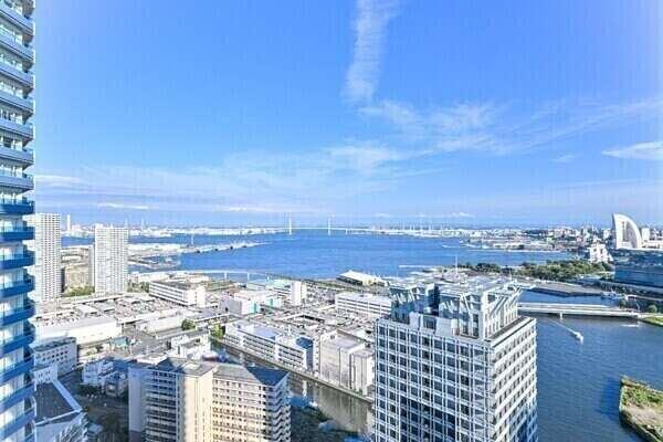 北東向き・横浜ベイブリッジビュー。室内・バルコニーからオーシャンビューをお楽しみいただけます。