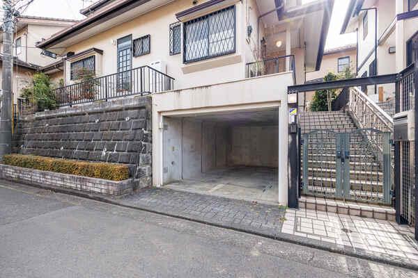 車庫、電動のシャッター付