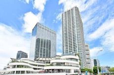優美でありながら凛とした佇まいがモチーフにされた外観です。総戸数390戸のタワーレジデンスです。