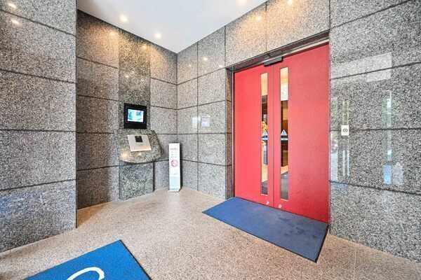 セコムホームライフ分譲。オートロックや24時間有人管理(夜間警備員)を採用、防犯に配慮されています。