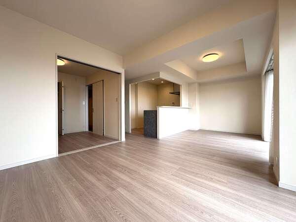 洋室と引き戸でつながっています。開放して一体化することで、広々とした空間で寛ぐことができます。