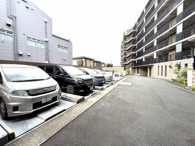 駐車場(共用設備)  写真撮影日：2025-10-23