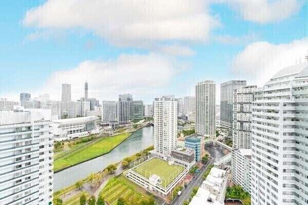 南西向き・みなとみらいエリアを望む眺望。バルコニーのほか室内からも夜景をお楽しみいただけます。