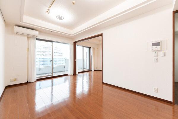 LDは約10.1帖。折上げ部分の最高天井高は約2.7mの開放感のある住空間です。床暖房有り。