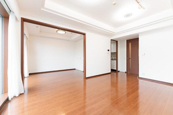 洋室のスライドドアを開放すると、16帖超のより広々とした空間に。床にレールが無く、お掃除も簡単です。