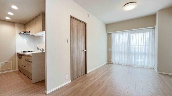 リビングからキッチンへはスムーズに移動可能、料理中でも室内の様子を把握できます。