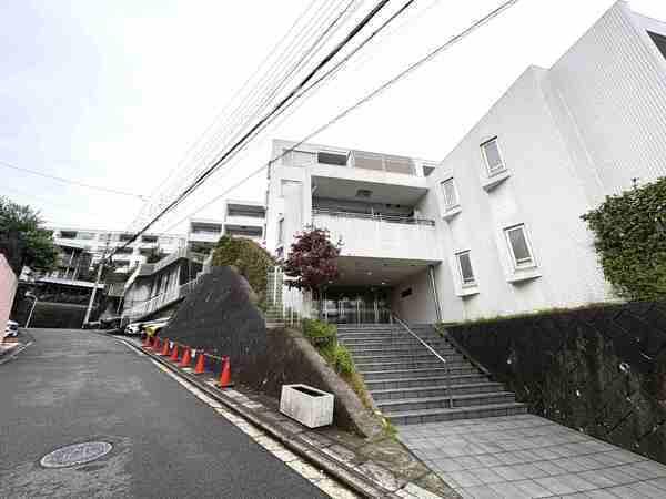 JR京浜東北線「山手」駅へ徒歩11分。横浜市中区の閑静な住宅街に立地、白を基調とした外観が特徴です。