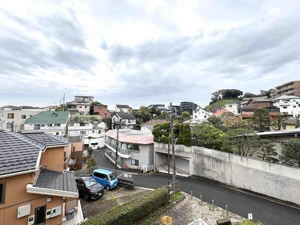 前面に視界を遮るものがなく、周囲を見渡せる眺望。陽当りも良好です。天気の良い日は青空を楽しめます。