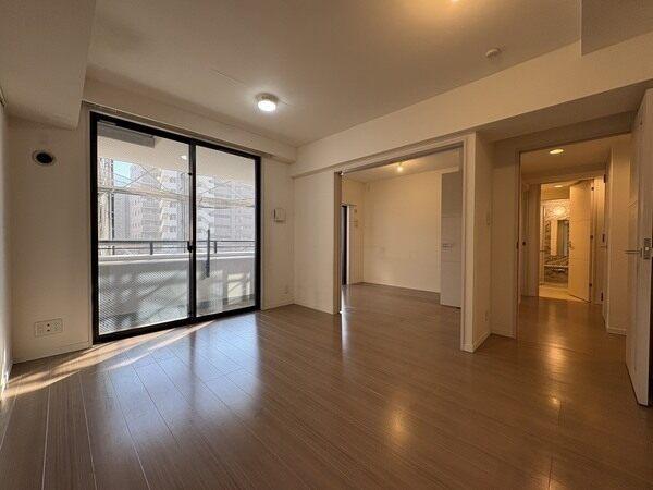 約11.5帖のLDKは南東向きバルコニーに面します。陽当り・通風良好で快適な空間で過ごせます。