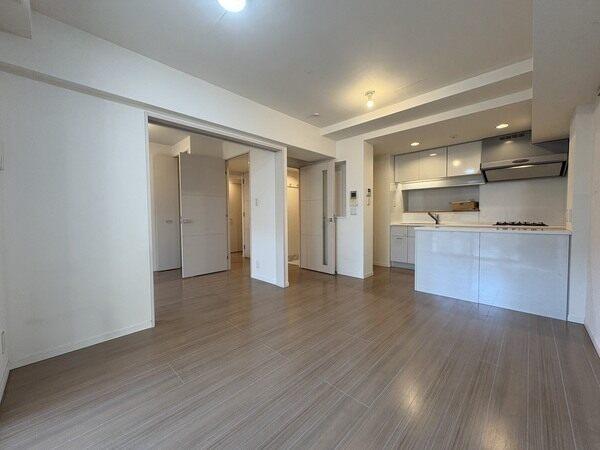 LDKには約4.8帖の洋室が隣接しています。レールなどの段差なく、フラットに続いています。