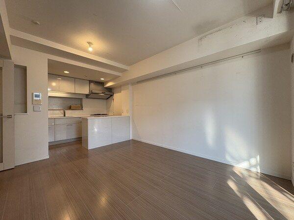 LDKには3か所カウンターが設けられています。ダイニング前のカウンターは料理の配膳などに便利です。