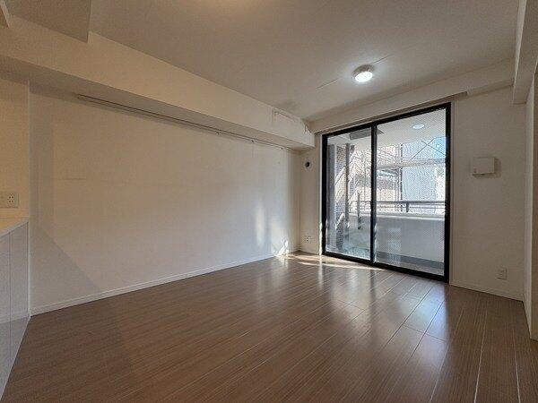 LD部分には床暖房が設けられています。壁面はピクチャレール付きのため、写真などを飾って楽しめます。