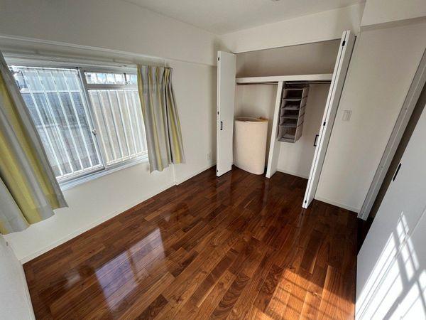 西側洋室約4.5帖※家具・備品等は価格に含まれません