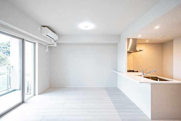 ■約15帖のLDK　■バルコニーからの陽射しが入りやすい構造のカウンターキッチン