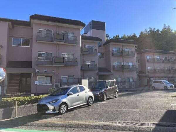 3階建ての低層マンションです。