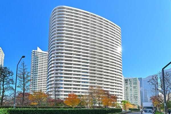 鹿島建設施工、オーバル型が特徴的な、地上30階建ての免震タワーレジデンス。