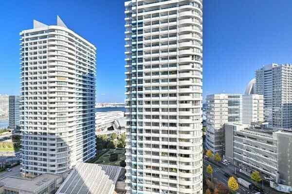 東向き、横浜の海を望む眺望。M.M.TOWERSの間からは、横浜ベイブリッジも一部見ることができます