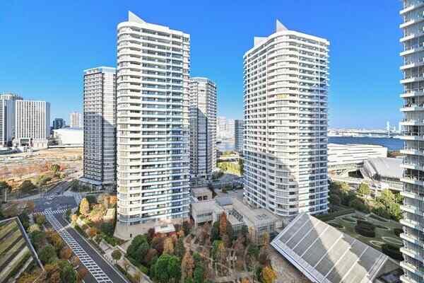 敷地内、お隣のM.M.TOWERS、高島中央公園等、緑が豊富で住戸から紅葉を楽しむことができます。