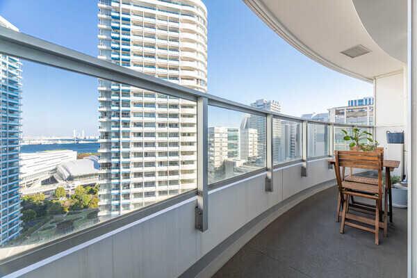 バルコニー壁面が透明なため、室内からも開放感のある眺望を楽しむことができます。