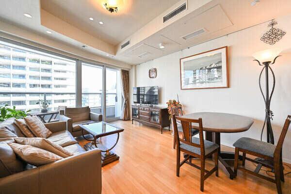 折り上げ天井の部分が2.7ｍあり、広々としたリビングダイニング。