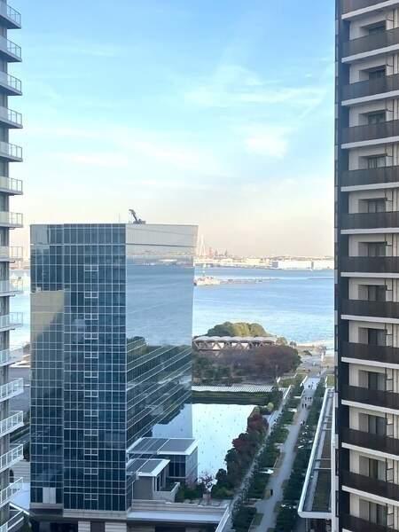 高層の建物が建ち並ぶ都会的な街並み。東方向は一部視界が抜け、海を望むことができます(天候による)。