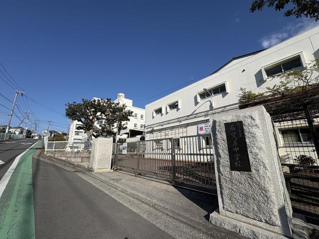 横浜市市立希望ヶ丘中学校 約930m、徒歩12分 930m 写真撮影日：2025-12-13