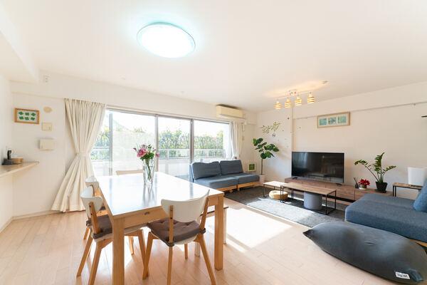 リビングダイニングには大きな窓があり開放感が感じられます。販売対象に家具・調度品は含まれません。