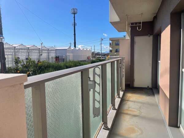 バルコニーには物入がございます。